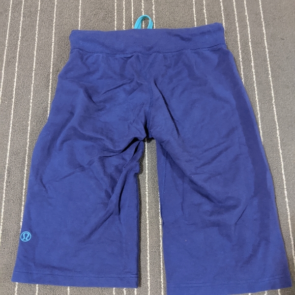 Lululemon long shorts size 4 - Picture 3 of 3